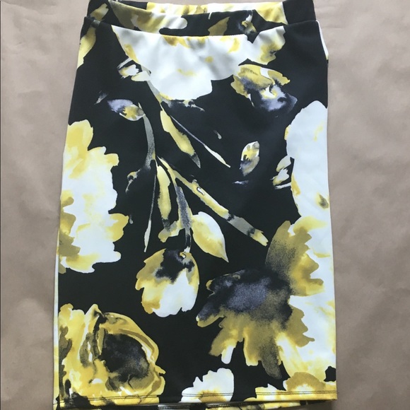 Sold🌻Yellow Floral Pencil Skirt Size Large - Picture 1 of 3